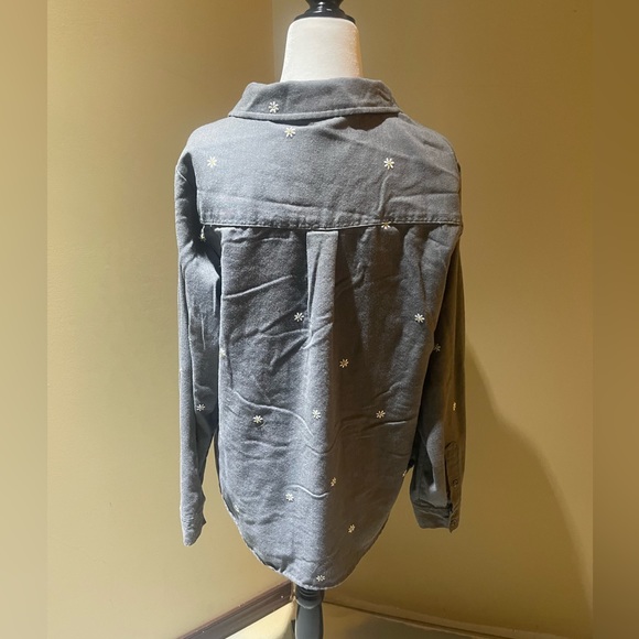 Torrid daisy button down shirt - Picture 5 of 15